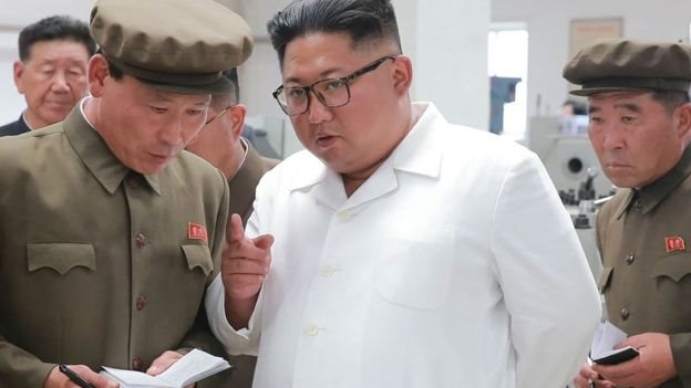 Kim Jong-un mengunjungi pabrik tas, pembangkit listrik, hotel dan sebuah tempat liburan - dan dia tidak gembira.