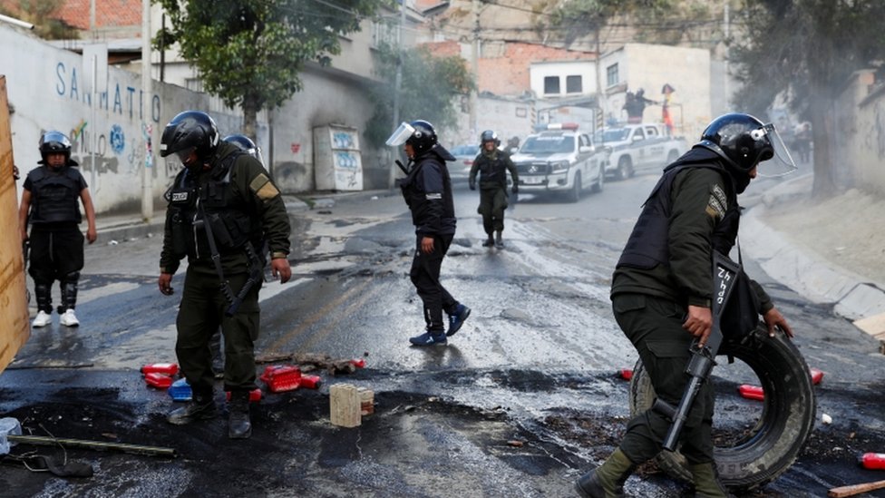 Сотрудники сил безопасности убирают завалы с баррикад, патрулируя улицы Ла-Паса