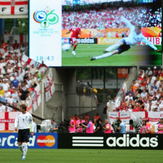Las repeticiones ya no son exclusividad de los televidentes y se pueden apreciar en el mismo estadio donde está ocurriendo la acción. David Beckham con la repetición de una acción de fondo.