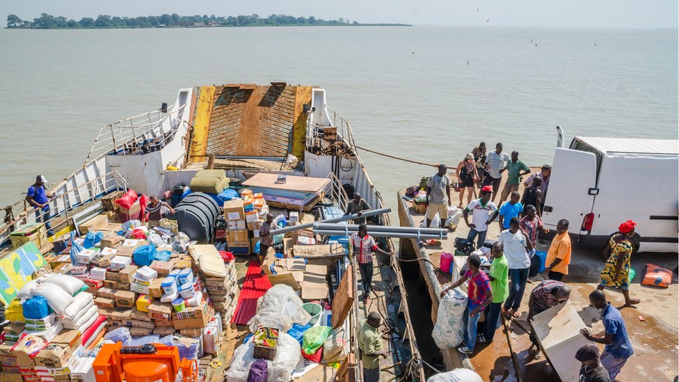 Un barco rumbo a Bijagós