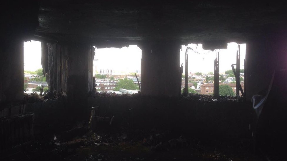 Los investigadores que tratan de determinar el origen y la propagación del fuego pudieron ingresar al edificio. Interior de la Torre Grenfell