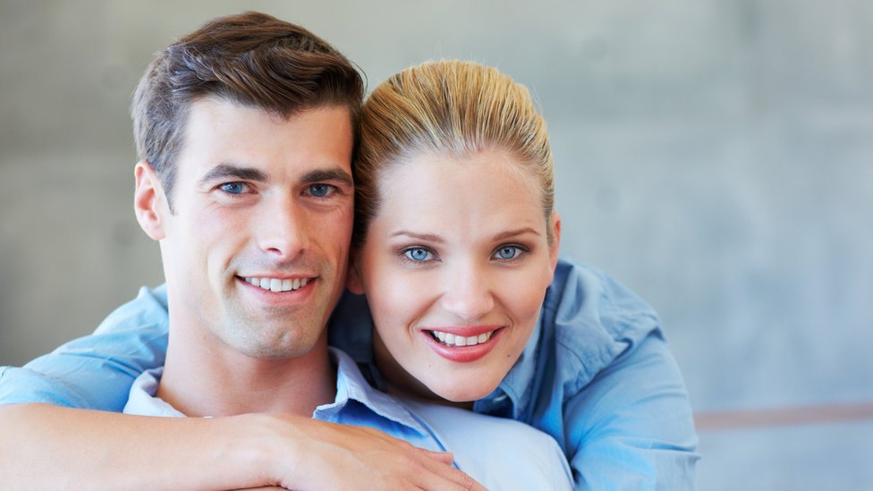 La web asegura que intenta juntar a quienes tengan los mismos ideales de vida. Pareja de jóvenes con ojos azules