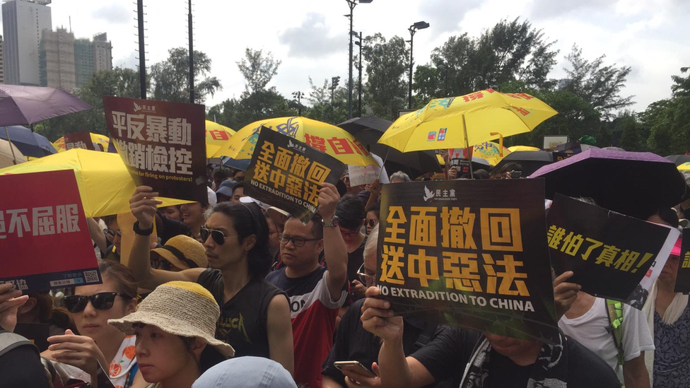 下午3時15分在香港維多利亞公園，穿著黑衣的示威民眾陸續湧入維園，部分人手拿"香港人撐住"丶"徹查警暴"等標語。