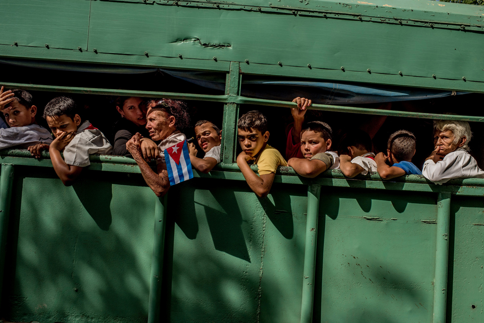 Грузовики везут студентов домой после того, как экипаж с прахом Фиделя Кастро проехал через провинцию Лас-Тунас на Кубе 2 декабря 2016 года.