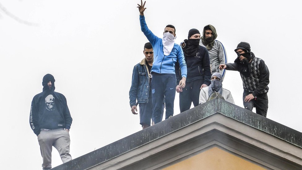 Акция протеста заключенных на крыше тюрьмы Сан-Витторе в Милане, северная Италия, 9 марта 2020 г.