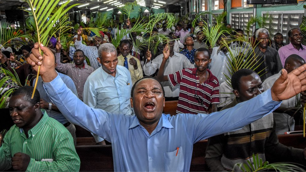 Верующие молятся, не избегая социального дистанцирования во время мессы в Вербное воскресенье в Библейской церкви полного Евангелия в Дар-эс-Саламе, Танзания, 5 апреля 2020 г.