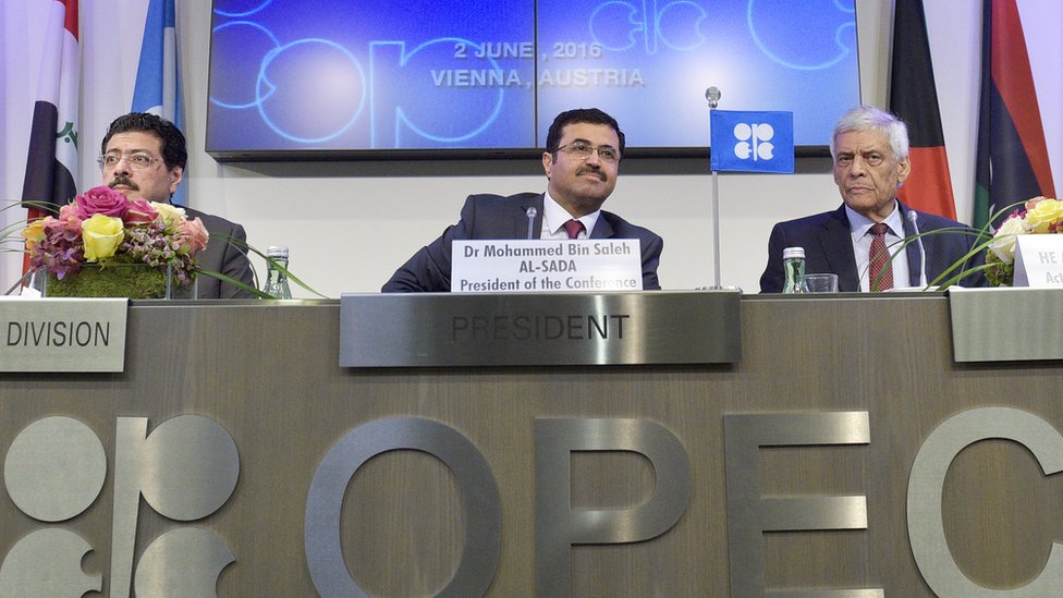 معلقون يرون أن قرار قطر يهدف إلى التركيز على الغاز