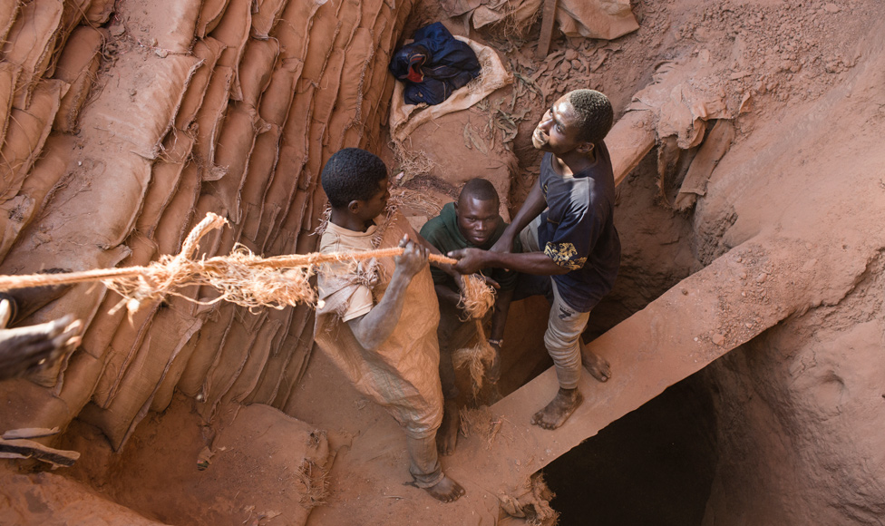 Mineros extrayendo cobalto en la República Democrática del Congo