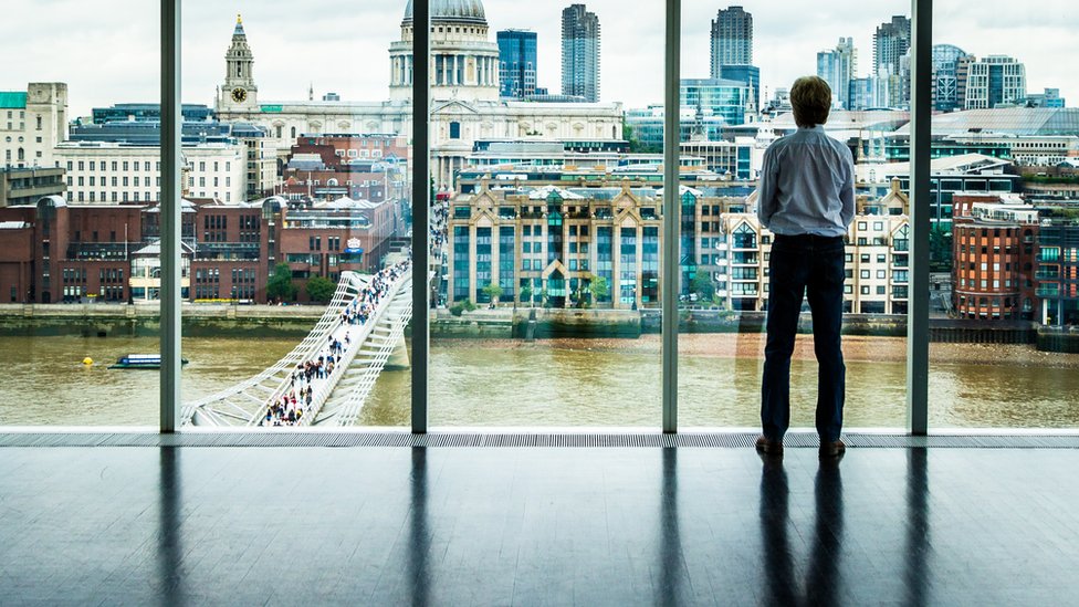 "Si miras por la ventana, la única razón por la que ves lo que ves es porque la luz del Sol rebota en los objetos -por ejemplo en un árbol- y de ahí se dirige hacia tu ojo. Ese rebote es lo que llamamos dispersión", explica el autor principal de la investigación para ayudarnos a comprender el fenómeno. Hombre mirando por la ventana