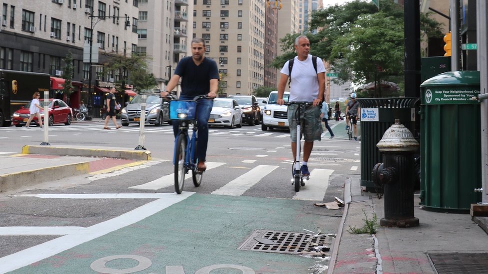 Ciclista y usuario de monopatín en Nueva York