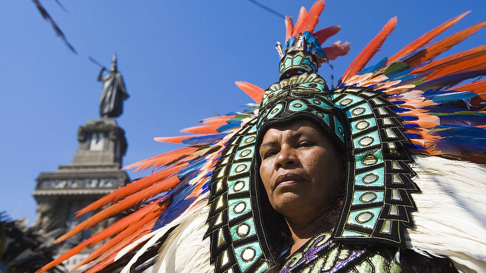 Persona con ropa azteca.