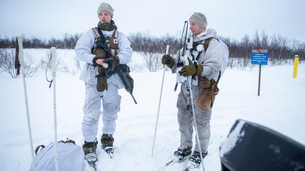 Tropas noruegas patrullan la frontera con Rusia.