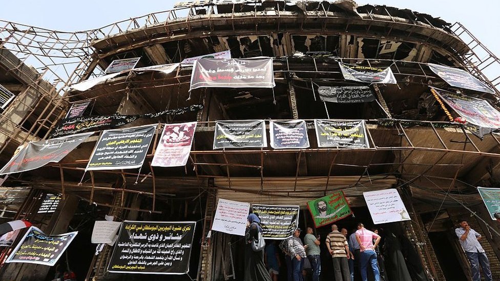 أقارب ضحايا تفجير الكرادة يتجمعون في الموقع في 5 يوليو/تموز 2016