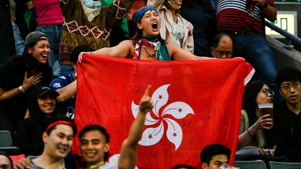 香港銅鑼灣香港大球場舉行的香港七人橄欖球賽上一位女觀眾舉起中國香港區旗吶喊（4/11/2022）