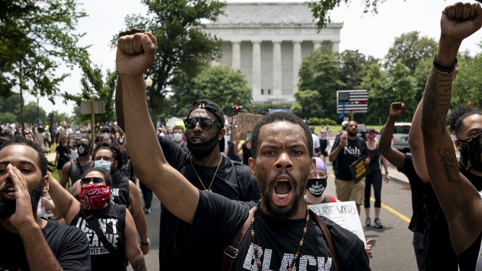 Протестующие маршируют у Мемориала Линкольна в Вашингтоне, округ Колумбия (6 июня 2020 г.)