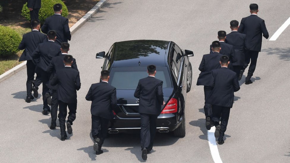 En comparación con su padre, Kim tiene menos guardaespaldas, y estos tienen una presencia menos prominente. Escoltas de Kim Jong-un