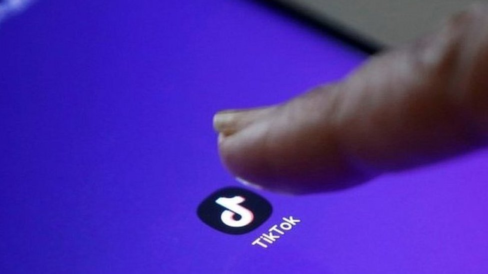 Приложение TikTok видно на экране мобильного телефона
