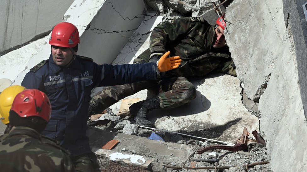Землетрясения в Турции и Сирии: спасатели ищут людей под завалами, число жертв превысило 5000 и продолжает расти