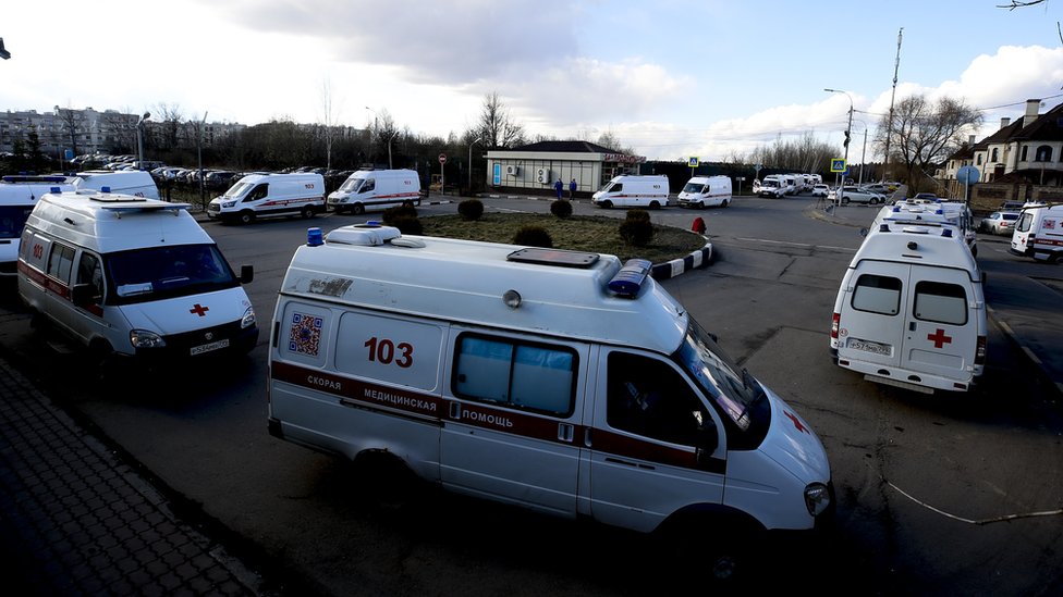 ماسکو میں ہسپتال کے پاس ایمبولینسز کی بھیڑ