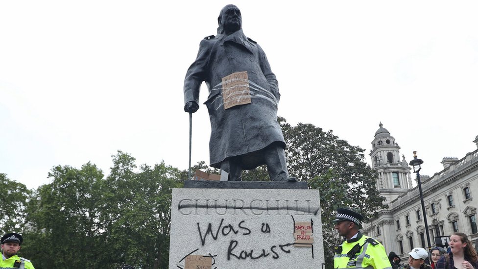 Граффити на статуе Уинстона Черчилля во время митинга протеста Black Lives Matter на Парламентской площади в Вестминстере, Лондон