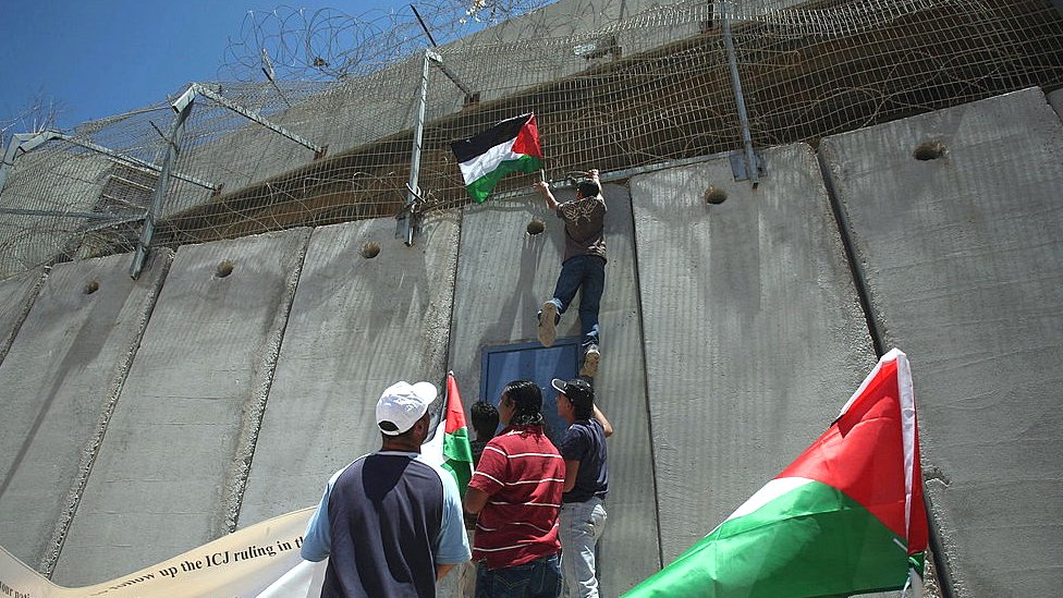 El muro ha sido motivo de protestas entre los palestinos. Trepar el muro parece una tarea imposible