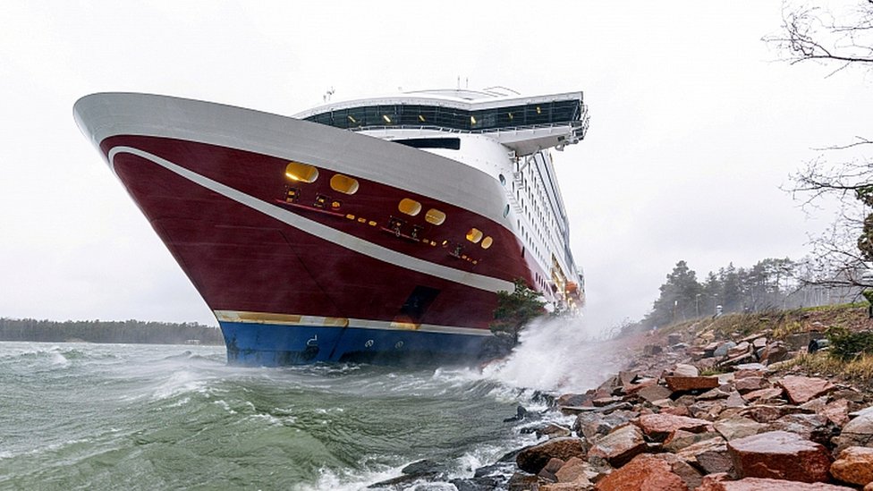 Круизный паром Viking Line Viking Grace с 300 пассажирами сел на мель к югу от Мариехамна, автономная территория Аландских островов, Финляндия, 21 ноября 2020 г.