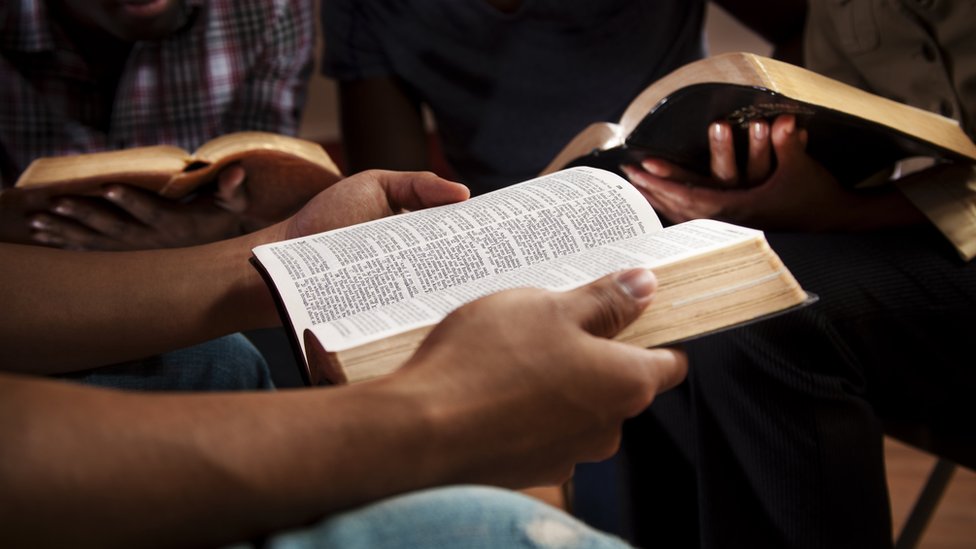 Молодые люди изучают Библию
