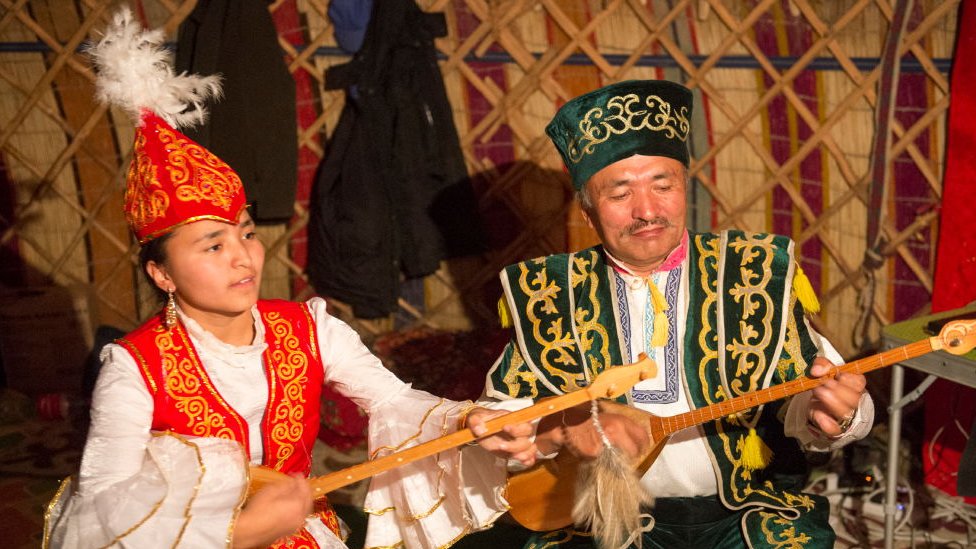 Отец и дочь исполняют традиционные казахские песни с казахскими домбрами