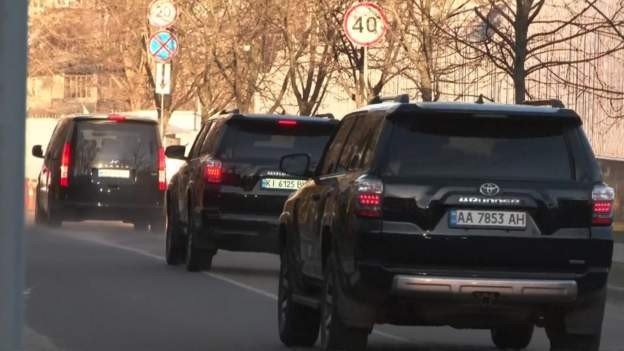 La caravana del presidente Biden recorrió las calles de Kyiv.