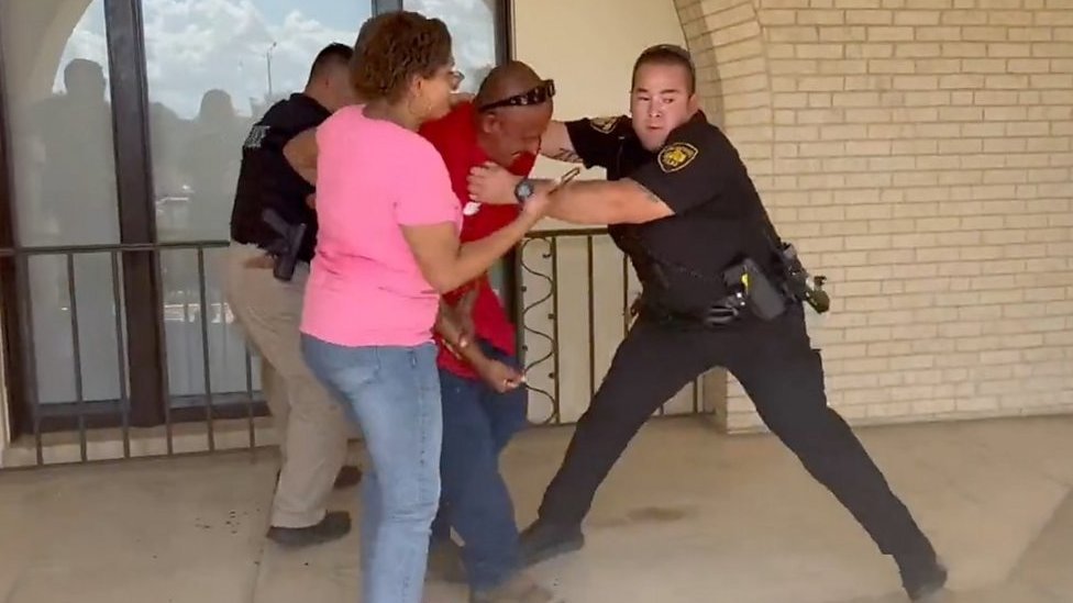 Un policía arresta a un padre de familia en la escuela secundaria Jefferson, en San Antonio Texas, 20 de septiebre 2022