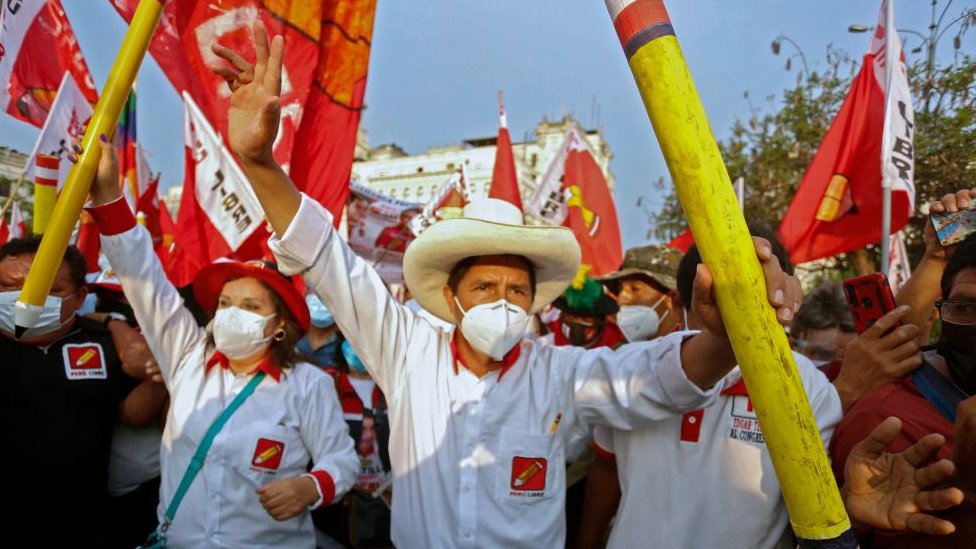 Pedro Castillo con Dina Boluarte durante una concentración en su campaña presidencial.