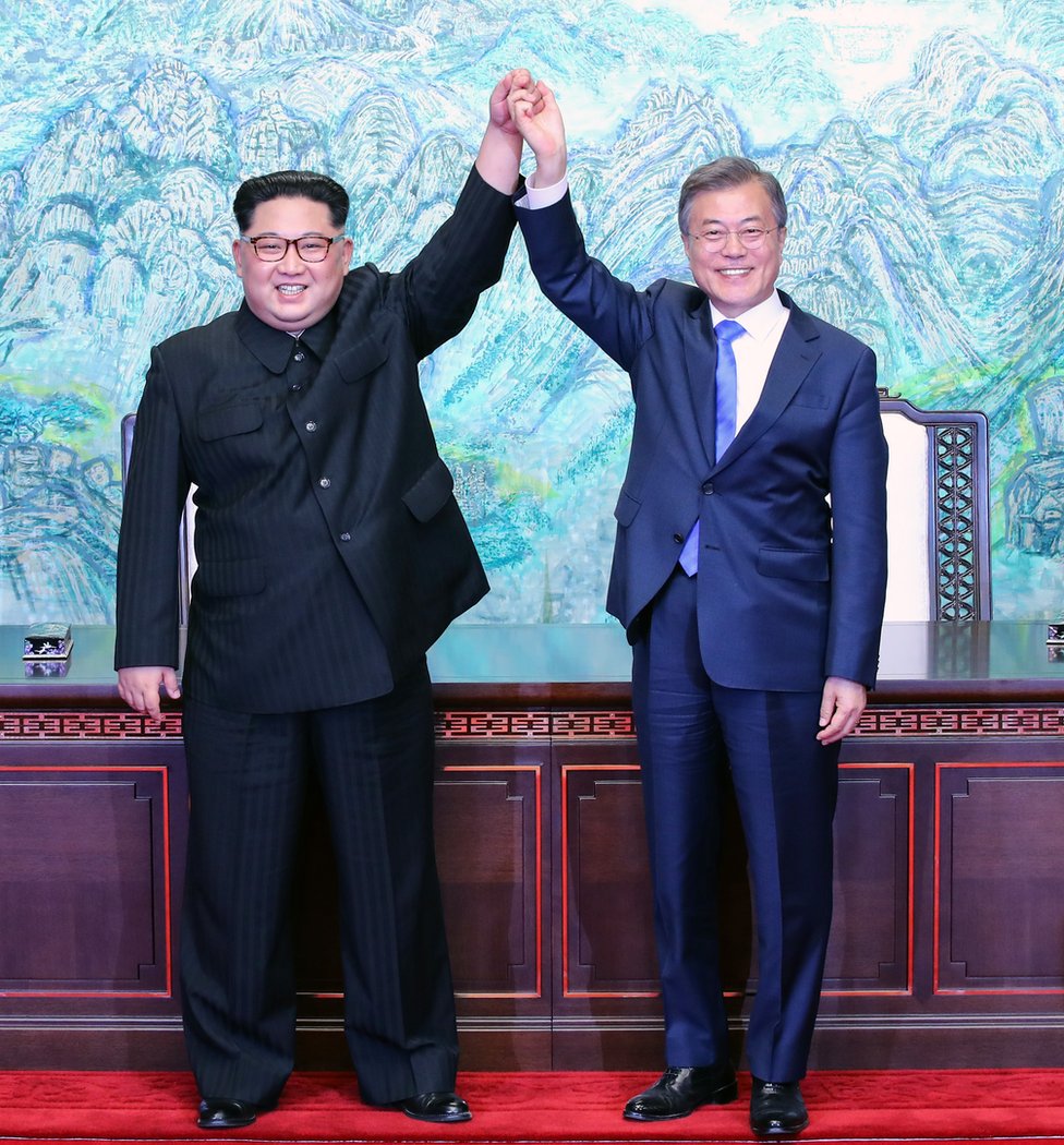 Kim Jong Un and Moon Jae-in hold hands
