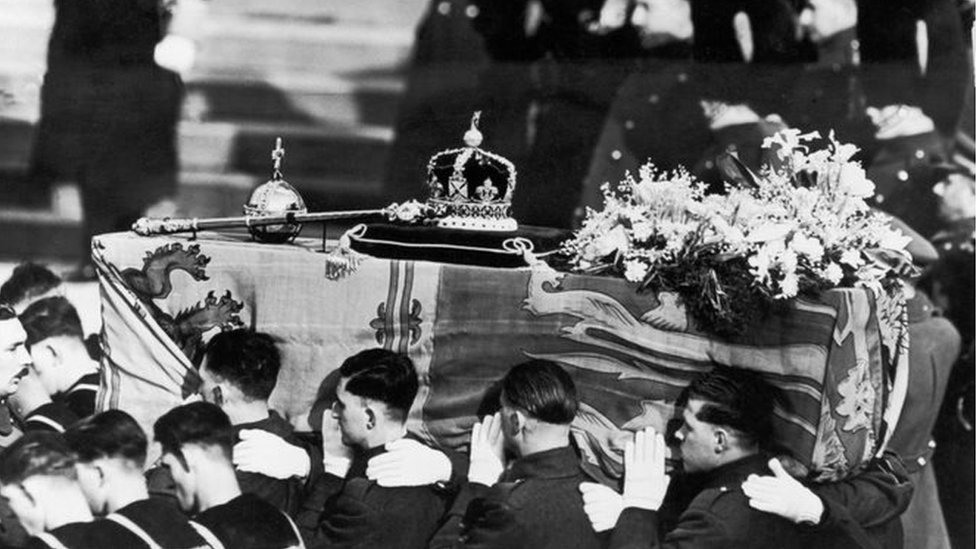 Peti mati Raja George VI di pemakamannya pada 1952
