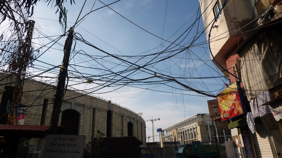 Электрические провода протянуты между зданиями в лагере палестинских беженцев Шатила в Ливане