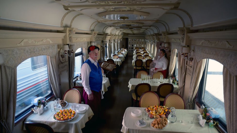 Vista de las mesas en uno de los restaurantes del tren. Vista de las mesas en uno de los restaurantes del tren.