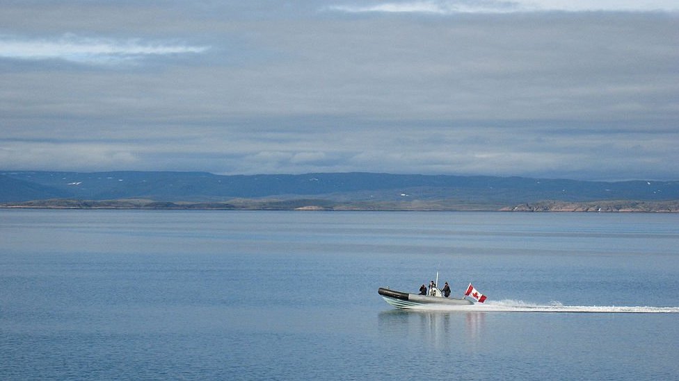 2007年，加拿大海軍巡邏船隻在巴芬島附近的北冰洋巡邏。