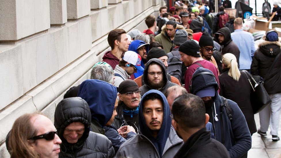Люди ждут в очереди на открытие магазина Quebec Cannabis Society