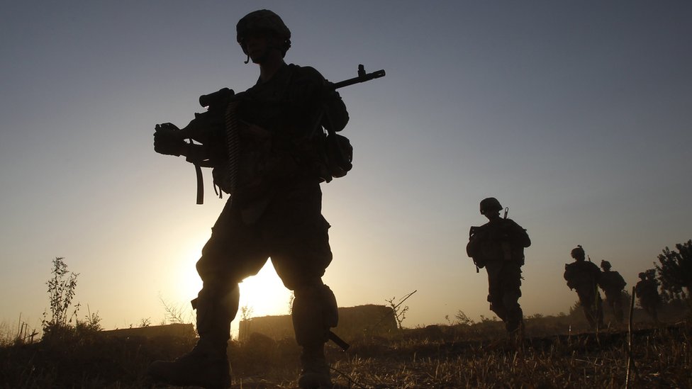 صورة ظلية لجنود أمريكيين