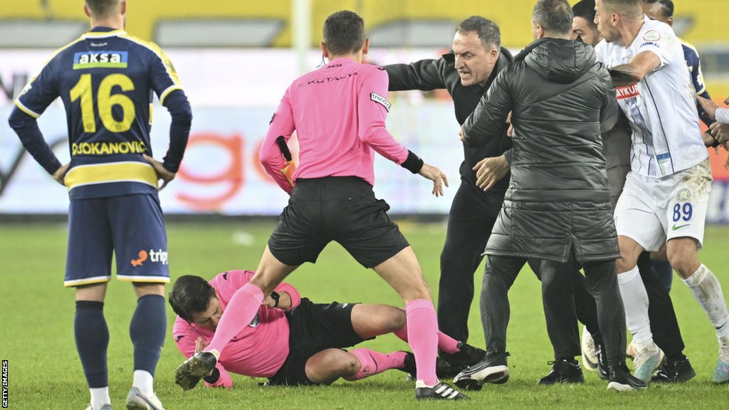 turska, fudbal, Sudija Halil Umut Miler na zemlji posle nokauta, a onda je dobio još nekoliko udaraca dok je ležao