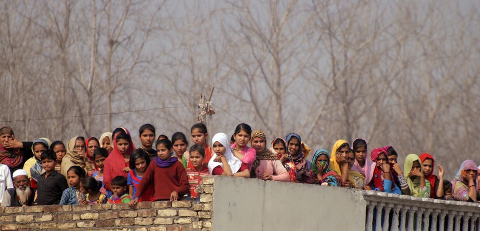 Жители села наблюдают за митингом Ахилеша Ядава с крыши соседнего дома