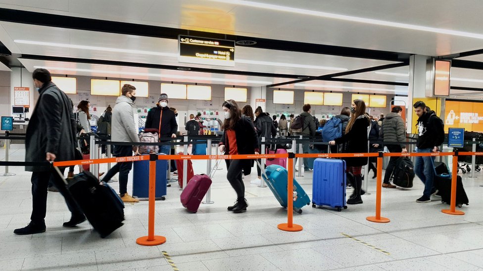 Cola de pasajeros para registrarse en el aeropuerto de Gatwick en West Sussex.