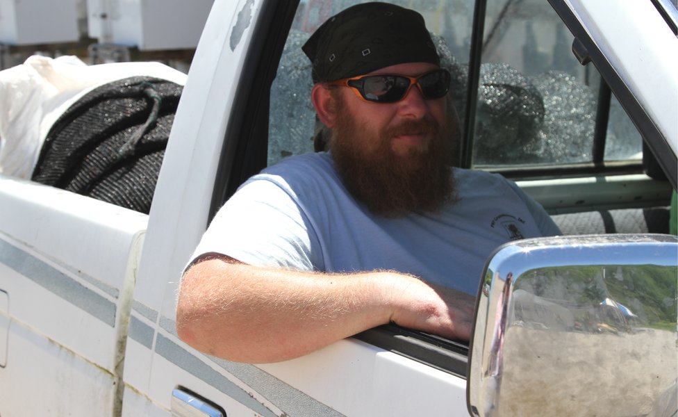 Horas al volante: muchos se ven obligados a viajar fuera del estado, ida y vuelta todos los días por varias horas, para tener un empleo. Trabajador en una camioneta