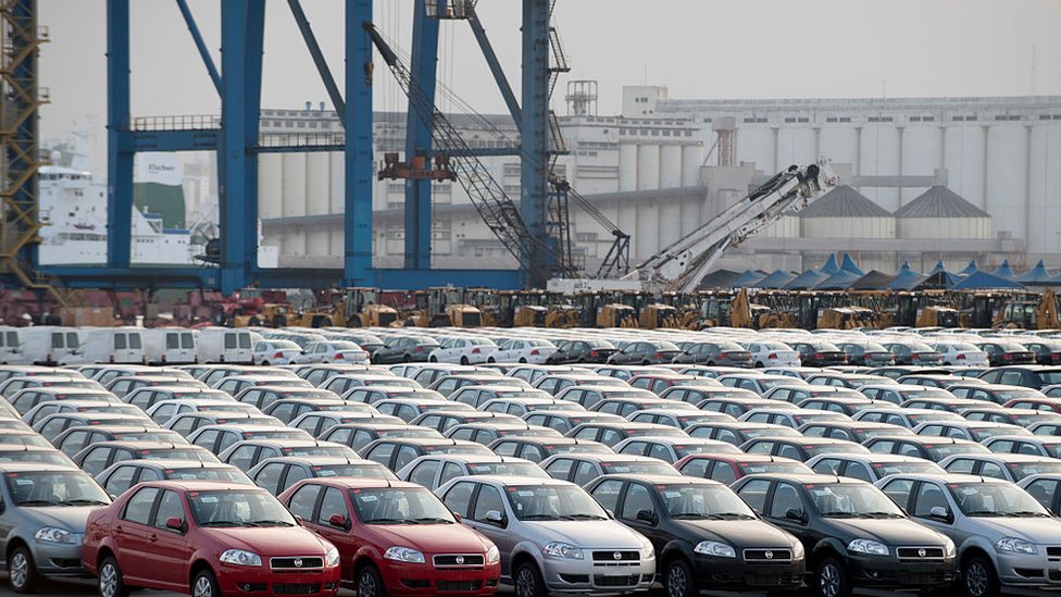 Autos Fiat en el puerto de Santos en Brasil.