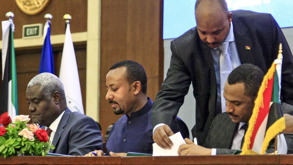 أحمد أثناء التوقيع على اتفاق تقاسم السلطة في السودان
