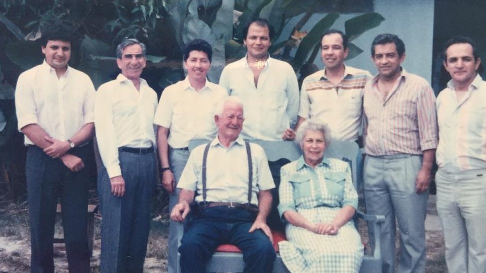 Julián Cabrera (fila de atrás, en el centro) con su familia y amigos