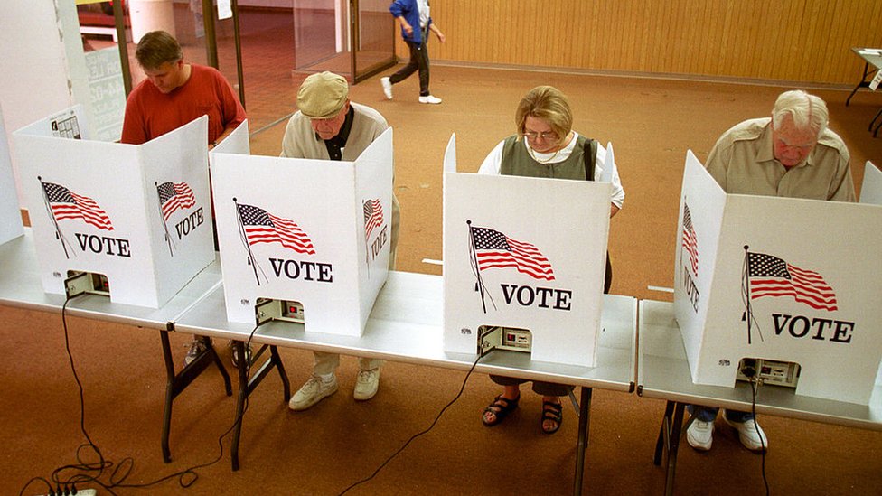 Personas votando en elecciones en Estados Unidos.