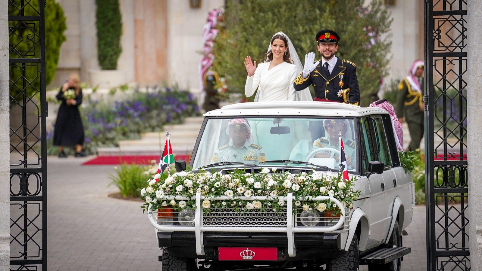 العريسان يتجولان في سيارة مزينة بالورود لتحية الحضور والمحبين بعد انتهاء مراسم الزواج