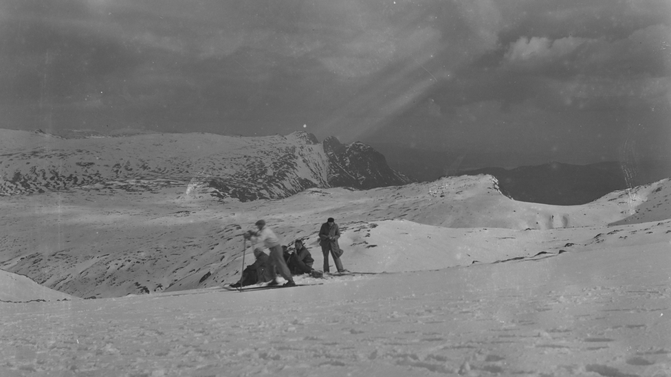 H112A Лыжники 1945-150 Коллекция семейных фотографий Санки (опубликовано с разрешения Signal Film and Media)