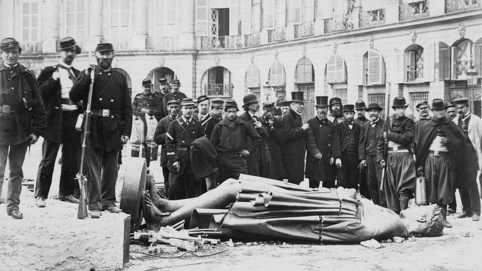 Paris Komünü'nde Napolyon'un heykelini yıkan Parisliler