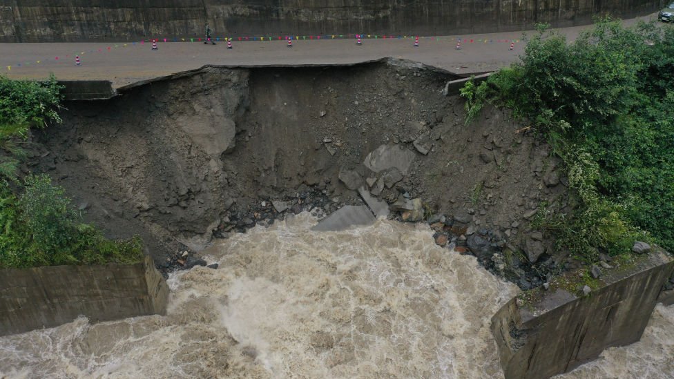Poplava je uništila deo autoputa Sičuan-Tibet 21. jula 2020. godine